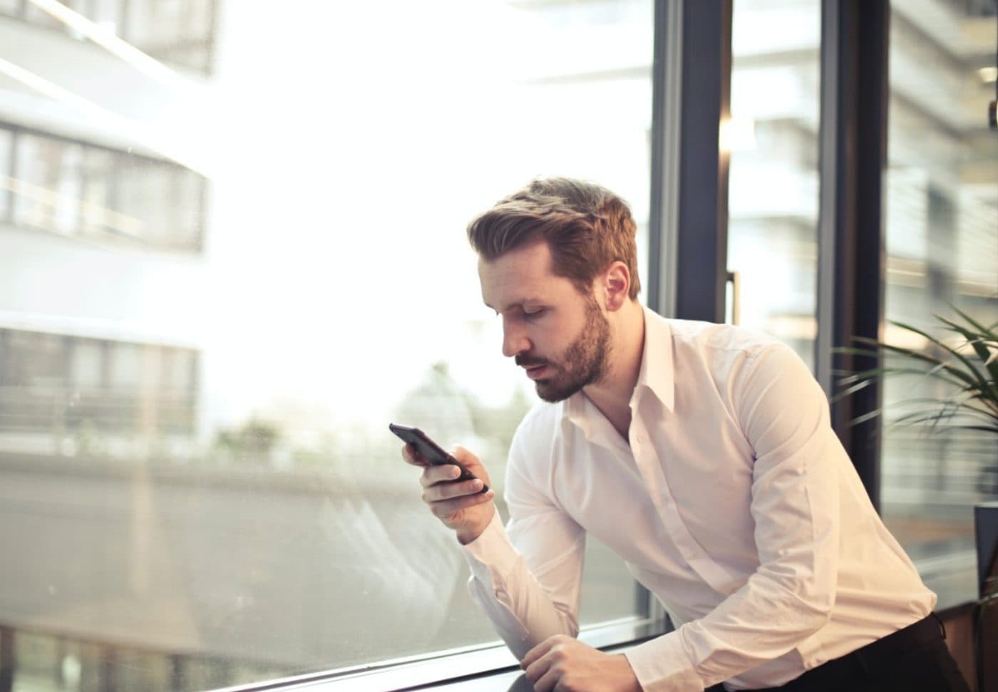 Un manager consulte Pulse sur son téléphone